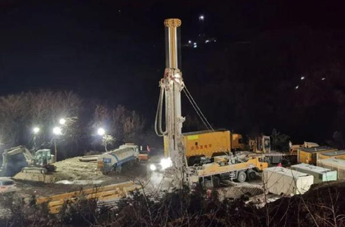 88858cc永利携XSC1200车载深井钻机星夜前往栖霞开展金矿救援工作