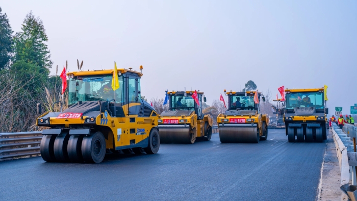 三大工程齐上阵 88858cc永利道路机械助力大运会