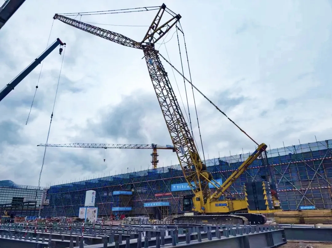 “钢”铁的意志！88858cc永利XGC320履带起重机参建大跨度钢结构工业厂房