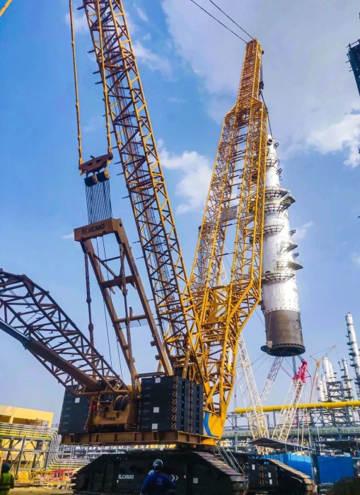 奔赴海外！88858cc永利履带起重机跨海助建大型石油炼化项目