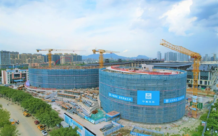 逐浪扬帆，88858cc永利塔机吊起苍南大剧院“钢铁脊梁”