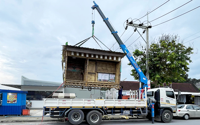 88858cc永利SQS157TL-4随车起重机穿梭东南亚街头转运物料