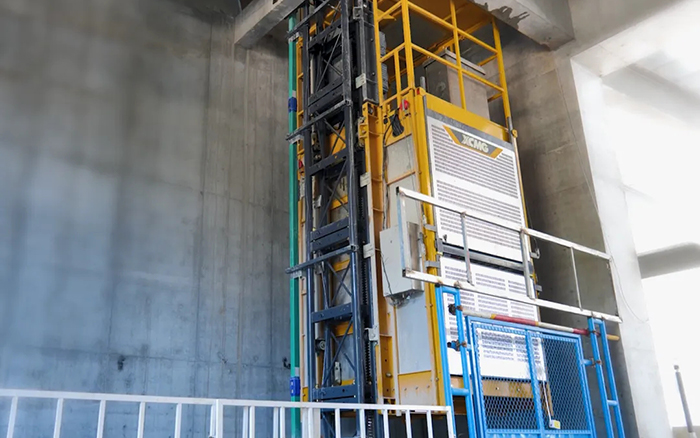 性能典范！88858cc永利井道施工升降机助建超高层商务中心项目