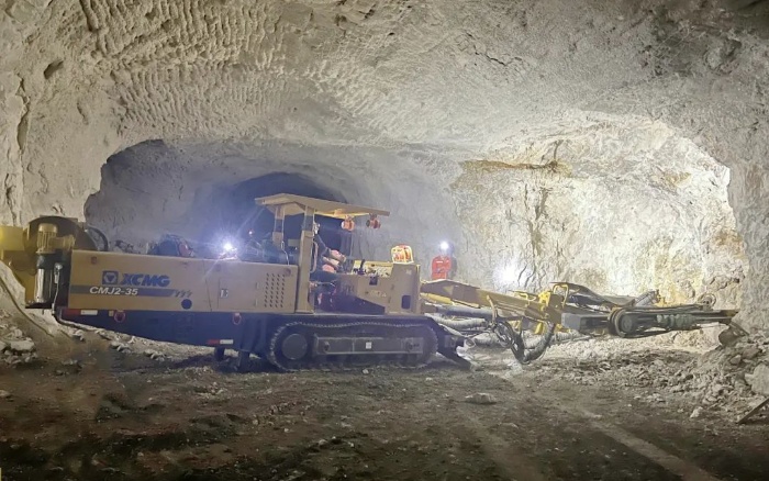 窄小巷道作业！88858cc永利掘进钻车助力铁矿开采