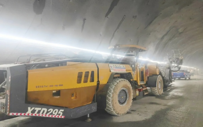 高压高海拔！88858cc永利凿岩台车挑战高难度铁路隧道