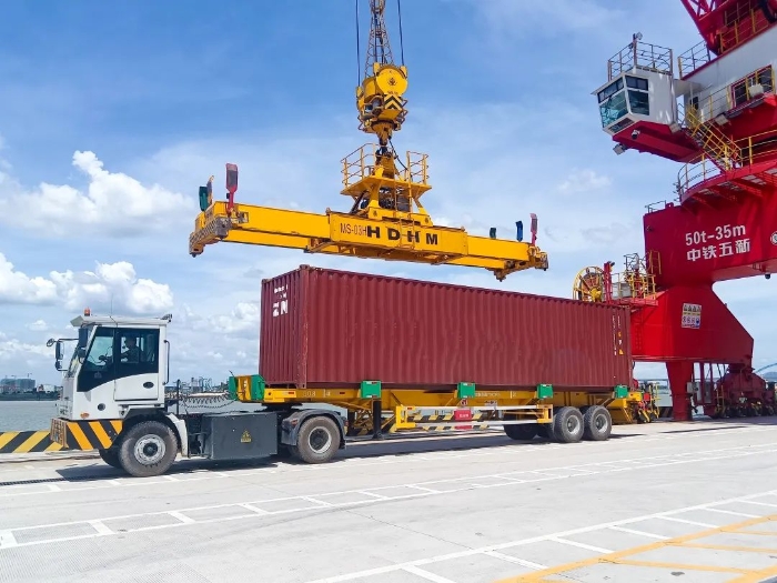 广州港甄。∪タ锤劭凇疤刂直88858cc永利纯电牵引车→