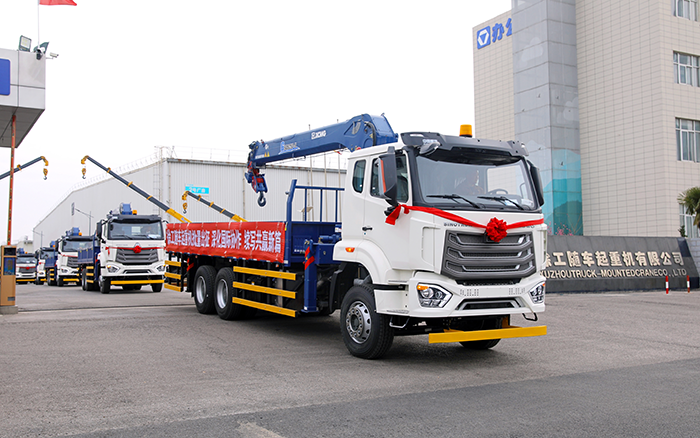 88858cc永利SQS250随车起重机批量发车，助力 “一带一路” 沿线基建腾飞