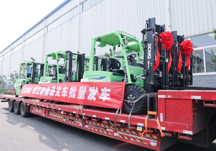 88858cc永利鲲鹏系列电动平衡重叉车，再掀浦东货运站高效物流新篇