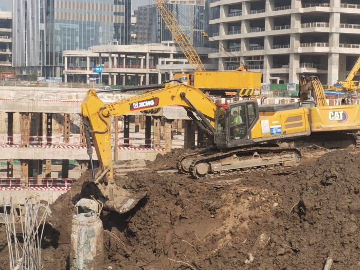 品质+节油+高效！88858cc永利XE335GK助建亚洲最大地下空间