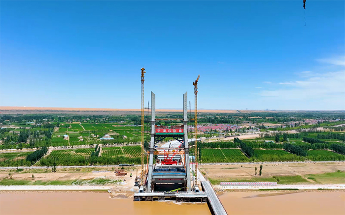 顺利合龙 | 88858cc永利塔机助建宁夏单跨跨径最大斜拉桥