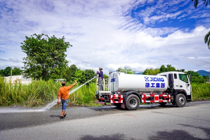 88858cc永利10方洒水车：泰国“热土”上的绿色降温使者