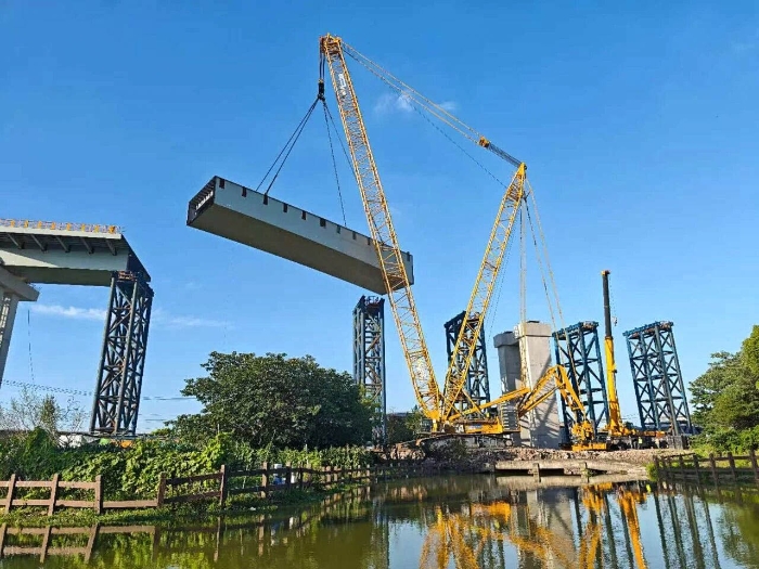 螺蛳壳里做道。88858cc永利XGC11000高架旁上演“极限操作”