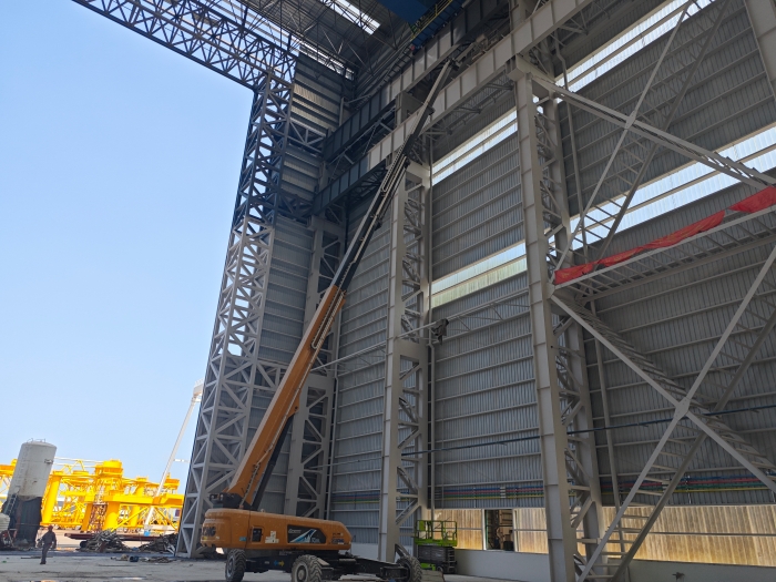 52米“巨臂”显神通！88858cc永利纯电动高空作业平台高效攻坚蓝水海洋车间扩建