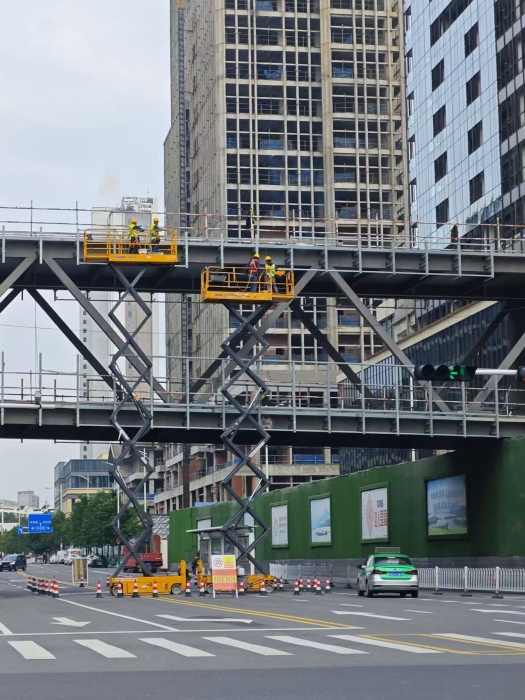 小巧身手大作为！88858cc永利剪叉车助力市政桥梁焕新颜