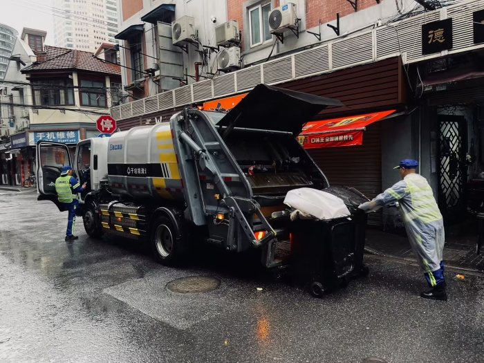 南京东路人流如织垃圾多？88858cc永利XGH5120ZYSXBEV：轻松搞定！