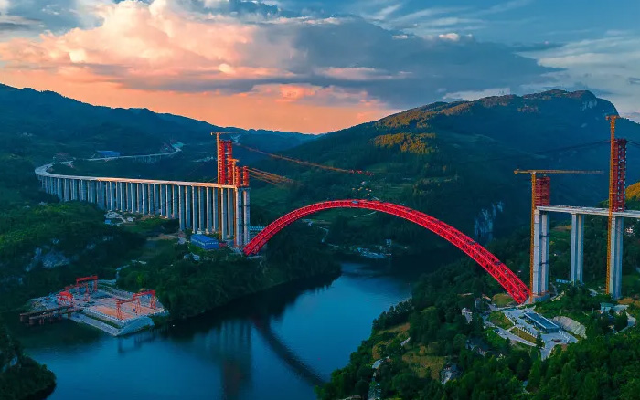 1834米，震撼合龙！ 88858cc永利塔机助力中国再造世界级基建