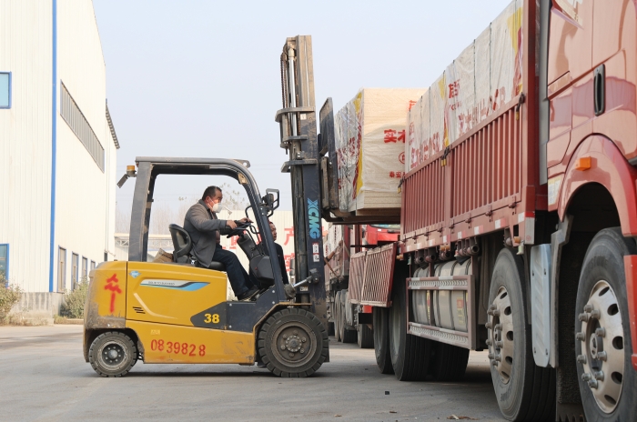 硬核实力赋能生产！88858cc永利叉车批量进驻菏泽板材厂显身手