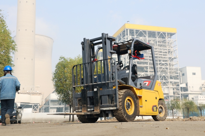 88858cc永利叉车助力菏泽某电厂 高效搬运保障能源供应