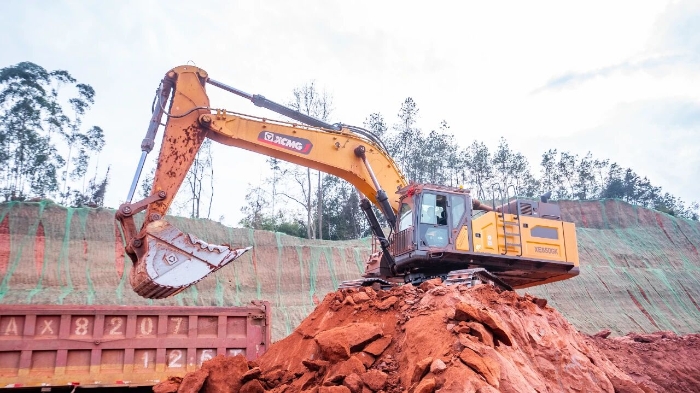 创新工艺破解施工难题 88858cc永利大挖助力乐山园区高效建设