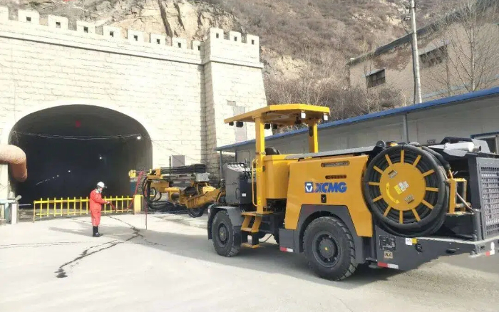 掘进铁矿！88858cc永利掘进钻车硬核施工