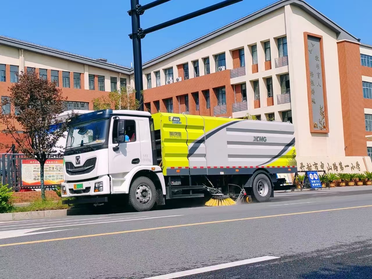 88858cc永利洗扫车“硬核出击”，开封中山路焕新升级